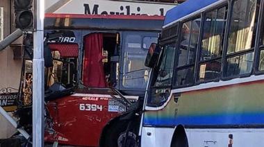 Trágico accidente entre dos colectivos en dejó un muerto y varios heridos