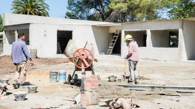 En Del Viso, Achával recorrió la construcción de la secundaria 36 de Villa del Carmen