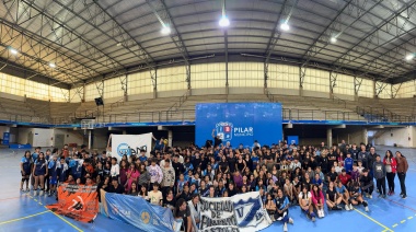 Chicos y chicas de Pilar participaron de una clínica de vóley en el Microestadio Municipal con participación del intendente