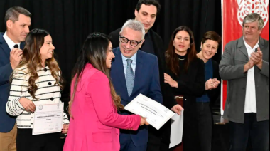 Julio Zamora entregó diplomas a residentes, jefes de residentes y coordinadores docentes egresados del sistema de salud del Municipio de Tigre