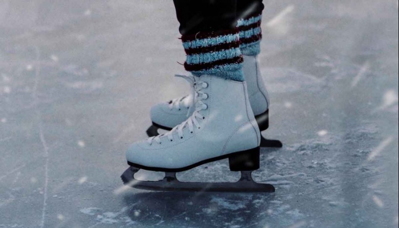 Abren una pista de patinaje sobre hielo junto al río 