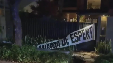 Vandalizaron la casa de José Luis Espert en San Isidro: arrojaron desechos y colgaron un pasacalles