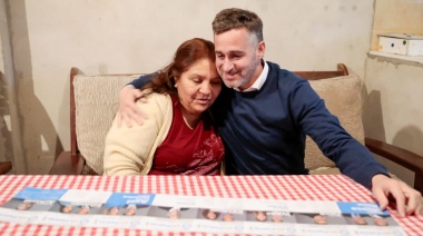 Achával le llevó la primera boleta a una vecina de Derqui: "Queremos seguir caminando juntos"