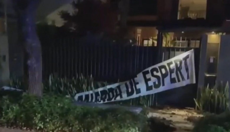 Vandalizaron la casa de José Luis Espert en San Isidro: arrojaron desechos y colgaron un pasacalles