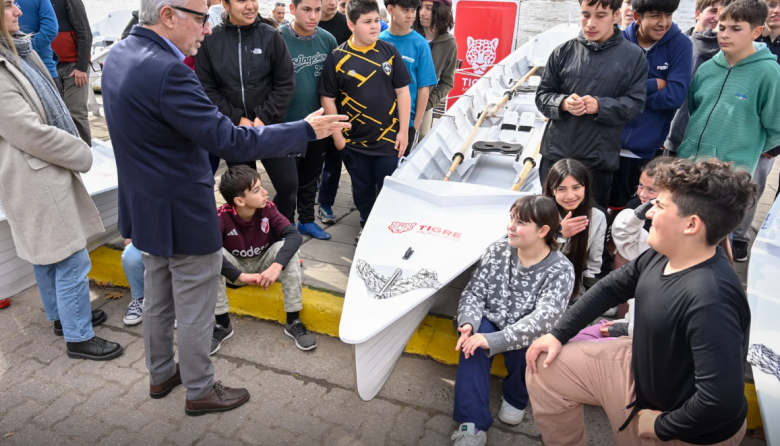 Julio Zamora encabezó la entrega de nuevos botes que potencian el desarrollo de la Escuela Municipal de Remo de Tigre