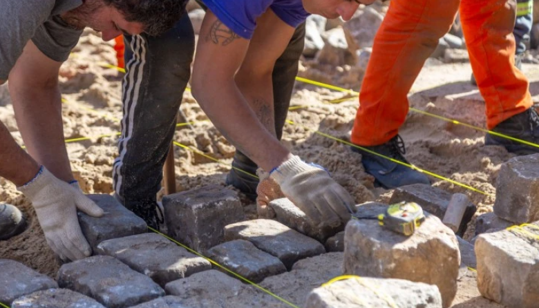 Realizan trabajos en San Isidro para preservar el adoquinado del casco histórico