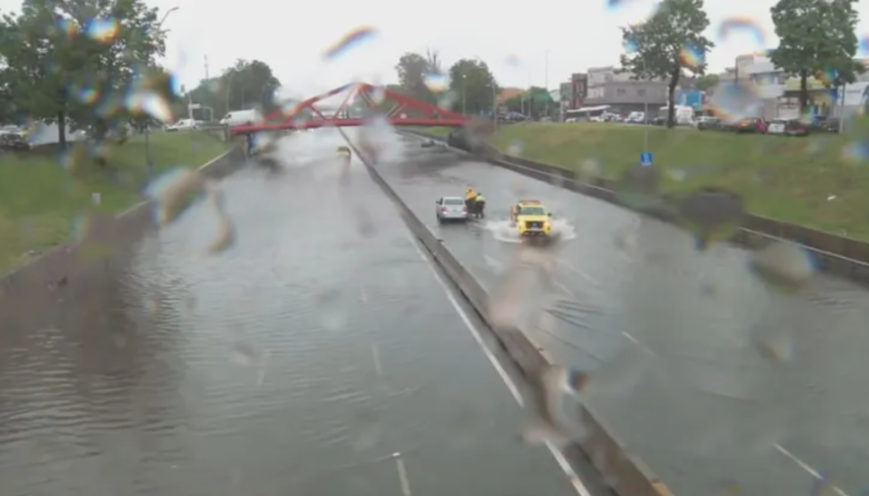 El temporal volvió a golpear al AMBA: calles bajo agua y miles de usuarios sin luz