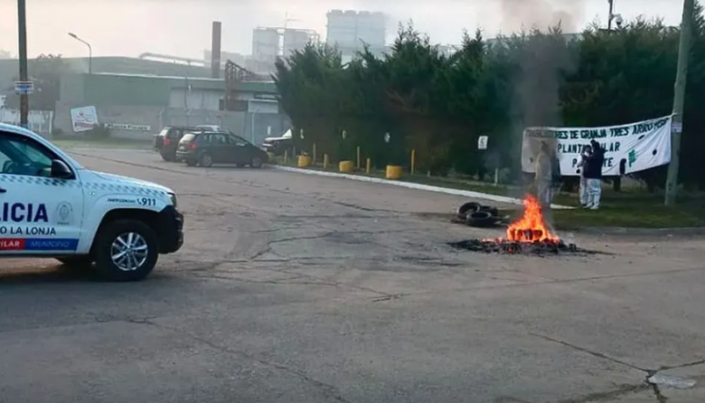 Granja Tres Arroyos: trabajadores iniciaron un paro por salarios adeudados
