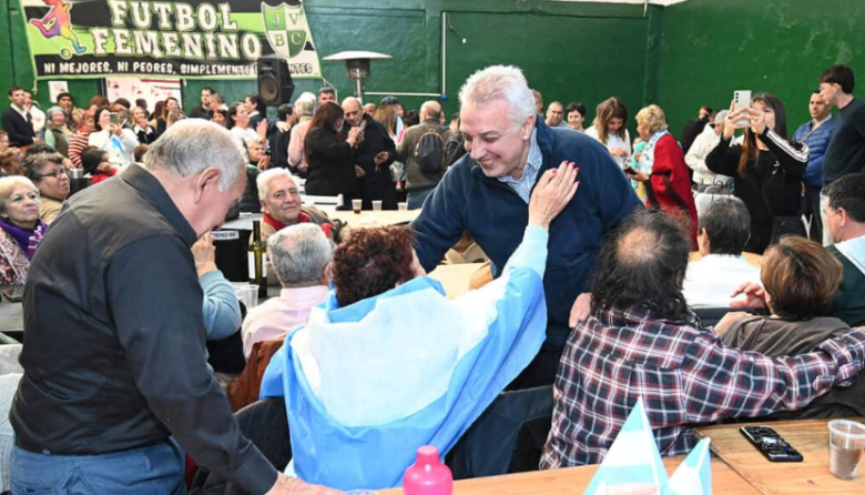 Julio Zamora acompañó la celebración por el Día de la Independencia junto a centenares de vecinos en Troncos del Talar