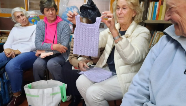 Vicente López: 28 tejedoras solidarias confeccionan abrigo para familias vulnerables