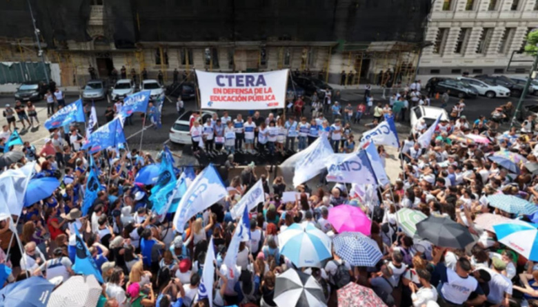 Docentes, estatales y universitarios paran hoy en la Provincia y marchan al Congreso
