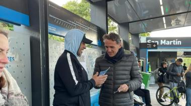 Katopodis hizo campaña en la estación San Martín de la línea Mitre y pidió “contrastar propuestas”