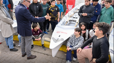 Julio Zamora encabezó la entrega de nuevos botes que potencian el desarrollo de la Escuela Municipal de Remo de Tigre