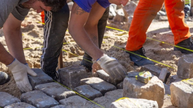 Realizan trabajos en San Isidro para preservar el adoquinado del casco histórico