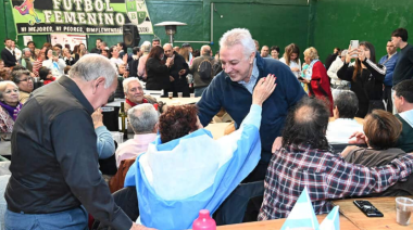 Julio Zamora acompañó la celebración por el Día de la Independencia junto a centenares de vecinos en Troncos del Talar