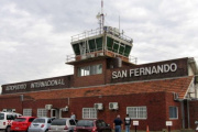 Allanan el aeropuerto de San Fernando por el vuelo de Adorni a Punta del Este