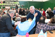 Julio Zamora acompañó la celebración por el Día de la Independencia junto a centenares de vecinos en Troncos del Talar