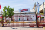 Dos grandes empresas bonaerenses avanzan con suspensiones ante la caída del consumo